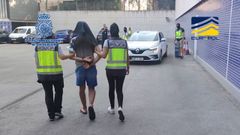 Momento de la detenci�n de uno de los yihadistas en Matar� (Barcelona) en una operaci�n antiterrorista desarrollada el pasado verano.