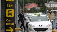 Imagen de archivo de la parada de taxis de Alvedro, afectada por la reducci�n de actividad del aeropuerto