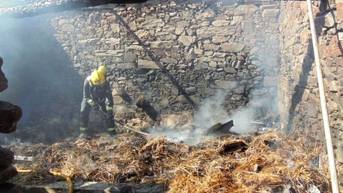 Extincin de un incendio en un alpendre del municipio de Pantn, en una imagen de archivo