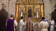 El obispo, Leonardo Lemos, dirigi� el rezo por la pacificaci�n del mundo frente a la reliquia del santo