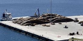 En la imagen, operaci�n de carga de madera en las instalaciones del puerto exterior. 