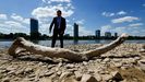 El ministro de Medio Ambiente alemn, Carsten Schneider, observa en Bonn el lecho seco del ro Rin durante su gira para inspeccionar la sequa que afecta a la mayor parte del oeste de Alemania