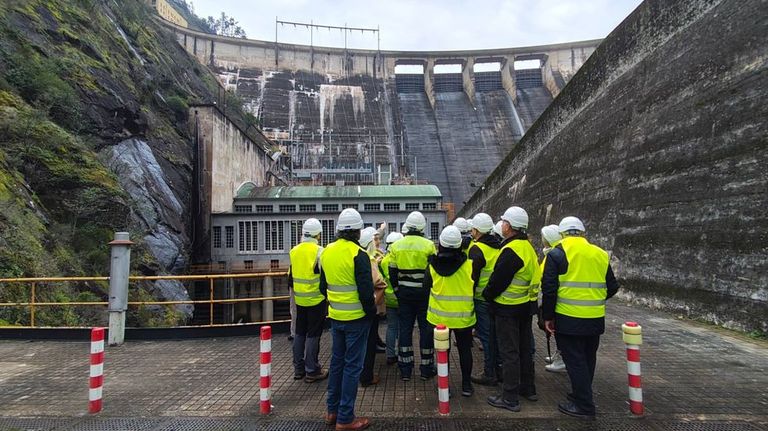 Los vecinos, a los pies de la presa durante la visita que hicieron a la central hidroel�ctrica de Os Peares