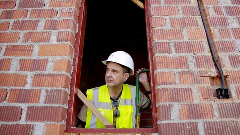 perez.El arquitecto t�cnico Roberto P�rez, en una obra en marcha en la zona de Xaz, en Oleiros, en el mes de mayo