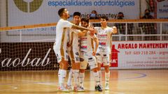 Imagen de jugadores del Portus Apostoli celebrando un gol en el �ltimo partido jugado en Noia.