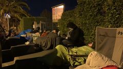 Colas durante la noche a las puertas de las escuela infantil Abelli�as de Oleiros