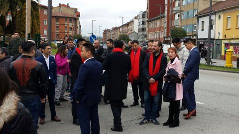 �ngel Garc�a, con representantes de la comunidad china