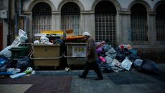 Basura sin recoger en las calles de A Corua