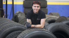 David Zabaleta, retratado en Talleres Salco, donde se form� como t�cnico de neum�ticos y ha conseguido un trabajo