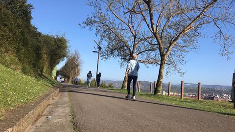 Gente paseando por la pista Finlandesa, el sbado, 14 de marzo, por la tarde