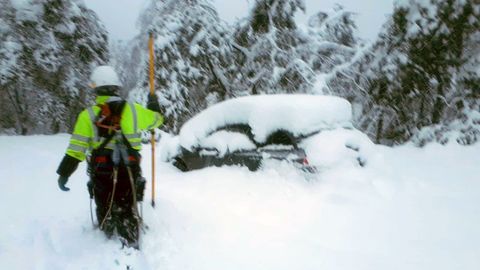 Tcnicos de EDP tratan de arreglar una avera elctrica en medio de una gran cantidad de nieve