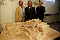 Jos� Crespo y Michel Salgado (socios de Karpin) con el ambicioso proyecto y su autor, Alfonso Penela.