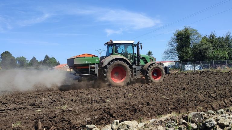 Un tractor trabaja un terreno agr�cola en Santa Mari�a de Maro�as, en el concello de Mazaricos
