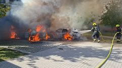 Los bomberos apagaron el fuego de los dos veh�culos aparcados