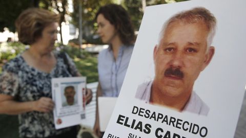 La mujer y una de las hijas de Elas Carrera, con una foto de su allegado, desaparecido en el ao 2013