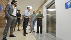 El conselleiro, el director del IES A Xunqueira I y el jefe territorial, ante el nuevo ascensor instalado en el centro educativo