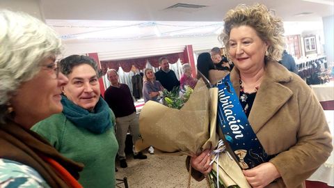 Dulce Mar�a L�pez Rivera, con el ramo de flores que le entregaron el s�bado