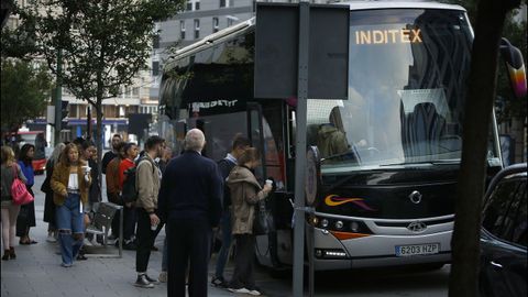 Bus de Inditex recogiendo a trabajadores y proveedores en el Hotel Hesperia de Juan Fl�rez