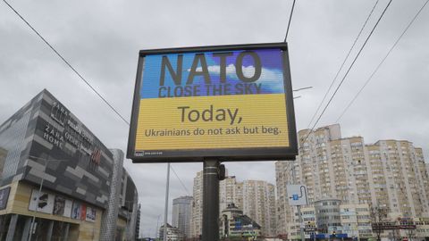 Un cartel en Kiev pide que la OTAN cierre el espacio areo 