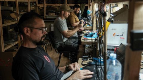 Ingenieros trabajando en un laboratorio de drones