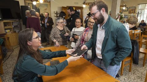 Clara Vidal, gaadora no seu da dunha das edicins deste certame, presentando a sa obra en Malpica