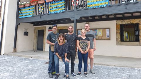 Miembros de la comisi�n de fiestas y de la asociaci�n de vecinos de Cimadevilla