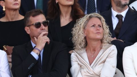 La portavoz del PSOE, Montse M�nguez, junto a su pareja, Sergi V�lez, en el desfile del 12 de Octubre este a�o