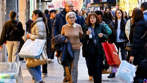 Imagen de archivo de gente haciendo las compras navide&ntilde;as