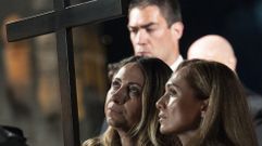Irina y Albina, de Rusia y Ucrania, colocando la Cruz durante el V�a Crucis del Papa Francisco, el Viernes Santo, en el Vaticano.