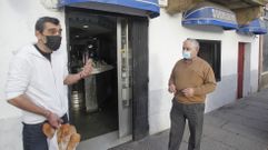 �Aqu� nos han multado a todos�. �lex Gonz�lez -en la foto junto a Daniel Anca, un cliente- regenta desde hace cinco a�os el m�tico Submarino. Cuando llega cada ma�ana antes de las ocho no tiene problema para encontrar aparcamiento, ocupando el hueco de alg�n vecino que marcha a trabajar. Pero, admite, �a todos nos han multado alguna vez�.