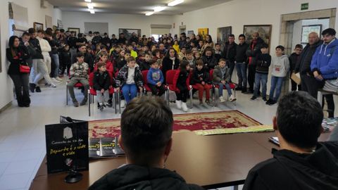Numeroso público acudió al acto de presentación.