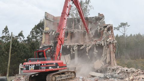 EL LTIMO DERRIBO. Hace solo tres semanas,  los propietarios de un edificio inacabado de Camarias, en la zona de As Carballas, lo demolieron para dar cumplimiento a una orden judicial. 