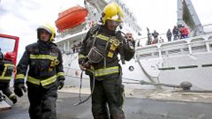 Incendio en un barco atracado en el puerto de Mar�n
