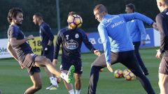 Arribas, en un rondo con Garitano durante un entrenamiento