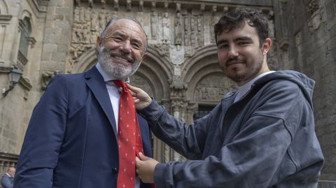 Jos Luis Tefilo y su hijo Paulo representan a las dos generaciones de una empresa familiar enraizada en Compostela, Tefilo Edicins. Su marca de ropa textil, Jacobsland, se vende tanto en la Catedral como su tienda online y se ha revitalizado con la incorporacin del hijo nico de la pareja fundadora, que llega con nuevos aires y espritu emprendedor.