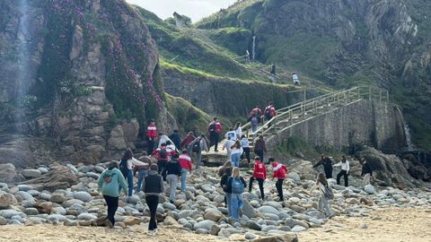 Un grupo de estudiantes, durante una de las excursiones por el territorio del xeoparque