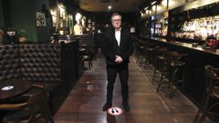 El presidente de la asociaci�n comarcal de hosteleros, Emilio V�zquez, comanda el pub Morrison de Esteiro, ahora vac�o y sin clientela