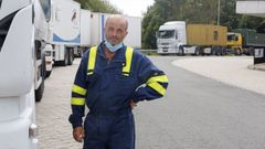 Jos� Luis, junto a su cami�n cisterna, en el �rea de servicio de Ameixeira, en Ordes