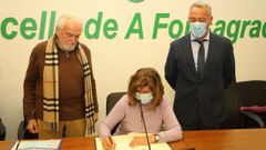 Carmen Asunci�n G�mez, en el centro, durante la firma de la escritura de cesi�n