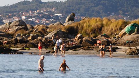 Baistas en la playa de Samil, en Vigo