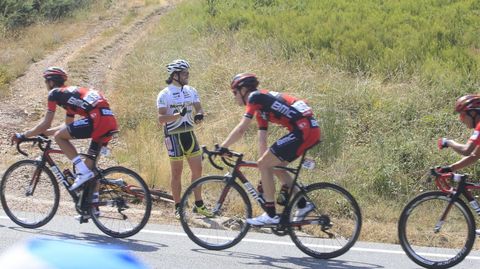 Un joven aficionado vestido de ciclista aplaude a los corredores en Monforte