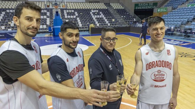 Leo Westermann, Sergi Quintela, Diego Epifanio y �lex Barcelo brindan en Sar con el cava de La Voz de Galicia por un feliz y exitoso 2026.