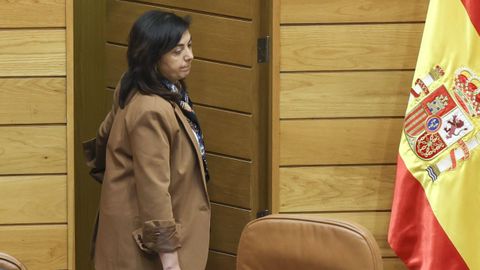 Elena Candia, este mi�rcoles, en el �ltimo pleno del Parlamento gallego, junto al esca�o que deber� abandonar. 