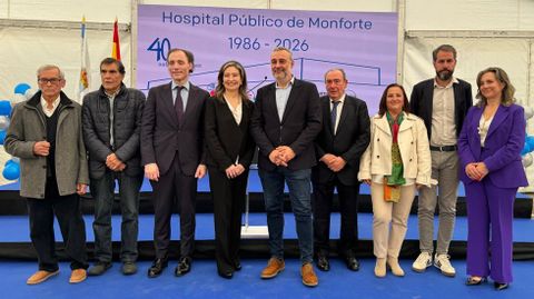 Responsables sanitarios y antiguos directores del hospital, en el acto conmemorativo