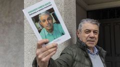 Fernando Cabeza Quiles, cun exemplar do seu �ltimo lanzamento