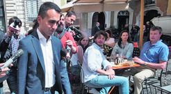 Di Maio se dirige a un restaurante para comer en Roma