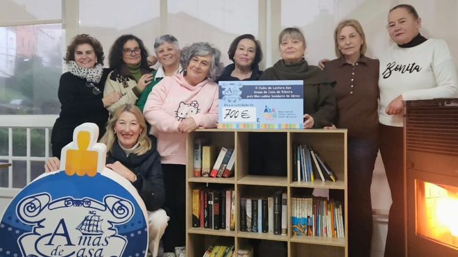 Integrantes de Amas de Casa que montaron el mercadillo solidario