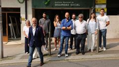 Miembros de la candidatura del PSOE por la provincia de Pontevedra, este lunes, ante la sede de Instituto Nacional de la Seguridad Social en la ciudad 