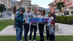Iago y Jennifer, con su hijo Thiago y un grupo de amigos, tras el debut goleador del c�ltico en Wembley