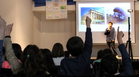 Un momento de la clase de Sociales ofrecida por alumnos de 6 del colegio Jovellanos de Gijn